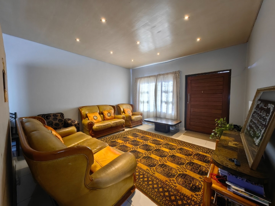 8 Bedroom Property for Sale in Belgravia Western Cape